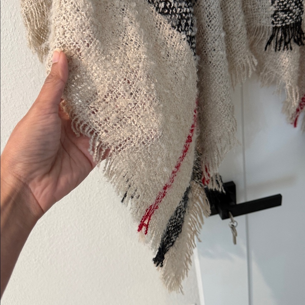 Beautiful and stylish plaid poncho - Picture 2 of 4